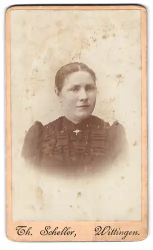 Fotografie Th. Scheller, Wittingen, Portrait junge Frau in schwarzer Bluse