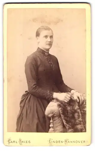 Fotografie Carl Thies, Linden-Hannover, Deisterstrasse 1, Portrait junge Frau in elegantem Kleid