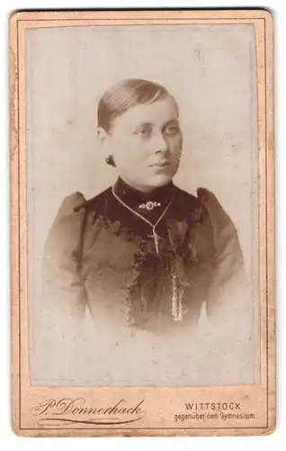 Fotografie P. Donnerhack, Wittstock, Portrait Mädchen im Kleid mit Halskette und Brosche