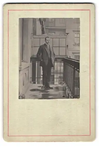 Fotografie unbekannter Fotograf und Ort, Portrait bürgerlicher Herr auf Balkon stehend