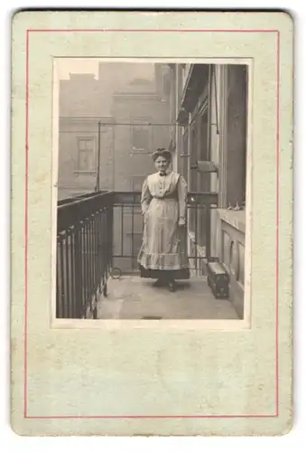 Fotografie unbekannter Fotograf und Ort, Portrait bürgerliche Dame auf Balkon stehend