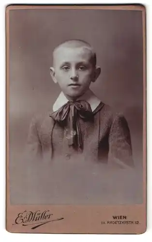 Fotografie E. Müller, Wien, Radetzkystrasse 12, Portrait halbwüchsiger Knabe in modischer Kleidung