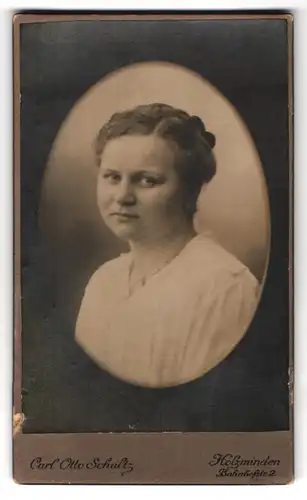 Fotografie Carl Otto Schultz, Holzminden, Bahnhofstrsse 2, Portrait bürgerliche Dame mit Amulett