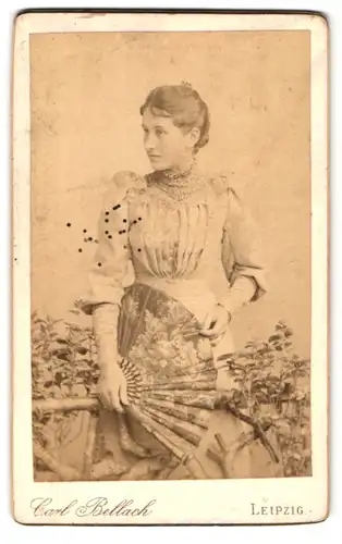 Fotografie Carl Bellach, Leipzig, Portrait hübsch gekleidete Dame mit Fächer