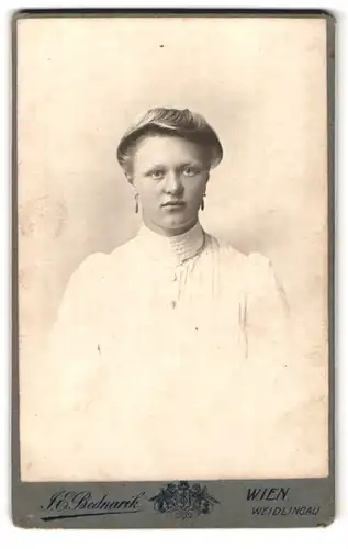 Fotografie J. E. Bednarik, Wien, Kaiserstrasse 42, Portrait junge Dame mit moderner Frisur