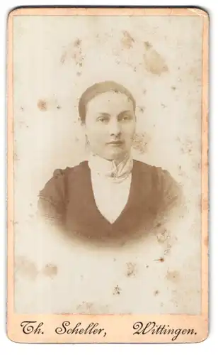 Fotografie Th. Scheller, Wittingen, Portrait junge Dame mit zurückgebundenem Haar
