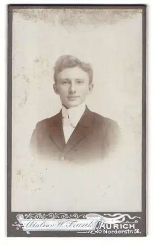Fotografie W. Frank, Aurich, Norderstrasse 56, Portrait junger Mann im Anzug mit Fliege