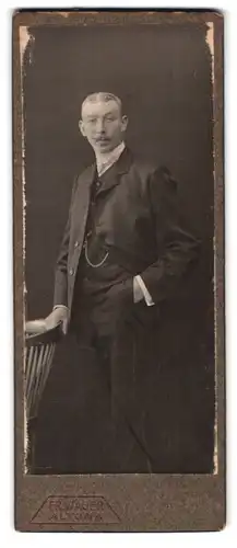 Fotografie Fr. Wäger, Hamburg-Altona, Holstenstrasse 117, Portrait elegant gekleideter Herr an Stuhl gelehnt