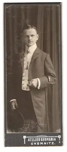 Fotografie Atelier Germania, Chemnitz, Zwickauerstrasse 2 p, Portrait junger Mann in eleganter Kleidung