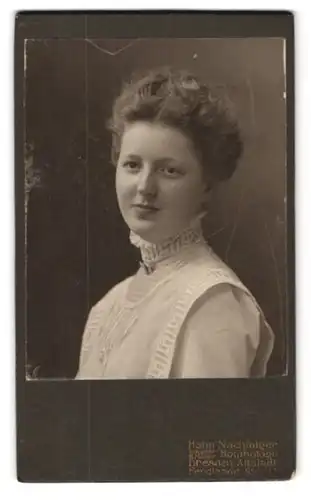 Fotografie E. Müller, Dresden-Altstadt, Ferdinand Strasse 11, Portrait junge Dame im hübschen Kleid