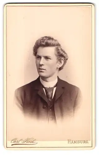 Fotografie Carl Hoch, Hamburg, Neuerwall 30, Portrait elegant frisierter junger Mann im Anzug