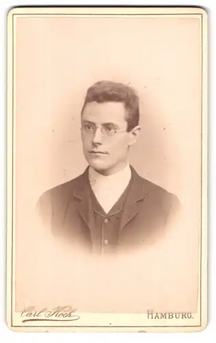 Fotografie Carl Hoch, Hamburg, Neuerwall 30, Portrait junger Mann im Jacket mit Brille