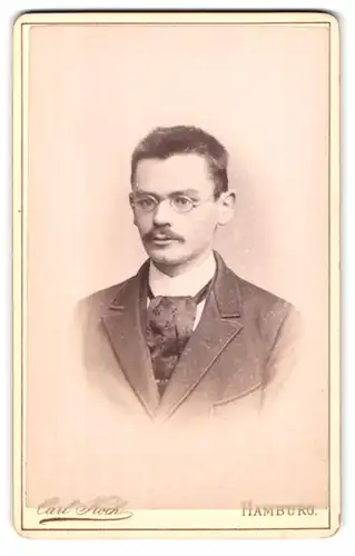 Fotografie Carl Hoch, Hamburg, Neuerwall 30, Portrait Herr im Jacket mit Brille und breiter Krawatte