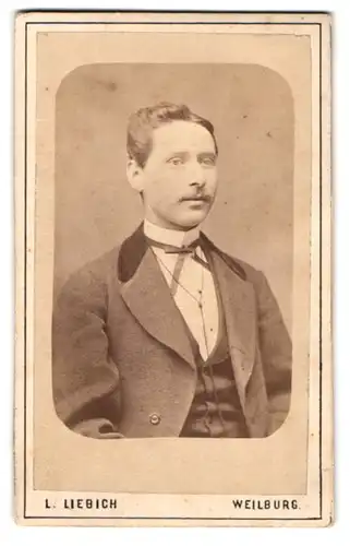 Fotografie L. Liebich, Weilburg, Portrait elegant gekleideter junger Mann mit Oberlippenbärtchen