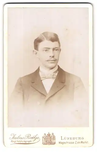 Fotografie Julius Rathje, Lüneburg, Wagestrasse 2, Portrait junger Mann mit gescheitelter Frisur im Jacket