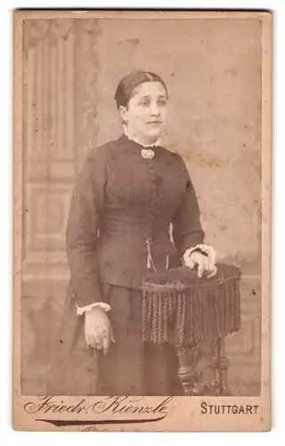 Fotografie Friedr. Kienzle, Stuttgart, Marienstrasse 2 u. 4, Portrait junge Dame in modischer Kleidung