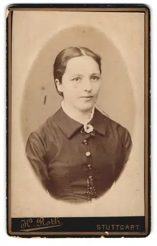 Fotografie Herm. Roth, Stuttgart, Marienstrasse 12 1 / 2, Brustportrait junge Dame in modischer Kleidung