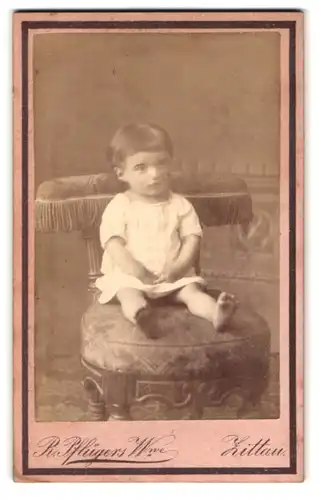 Fotografie H. Walbrecker, Zittau, Breitestrasse 9, Portrait kleines Mädchen im weissen Hemd mit nackigen Füssen