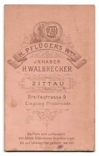 Fotografie H. Walbrecker, Zittau, Breitestrasse 9, Portrait kleines Mädchen im weissen Hemd mit nackigen Füssen