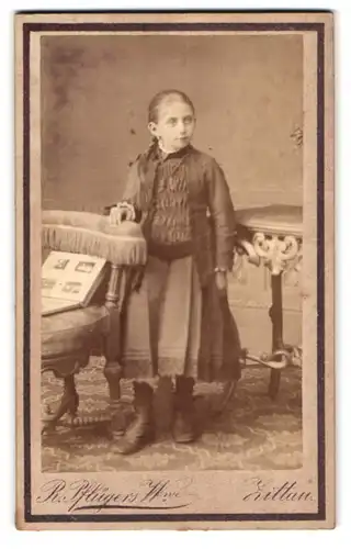 Fotografie H. Walbrecker, Zittau, Breitestrasse 9, Portrait kleines Mädchen in modischer Kleidung