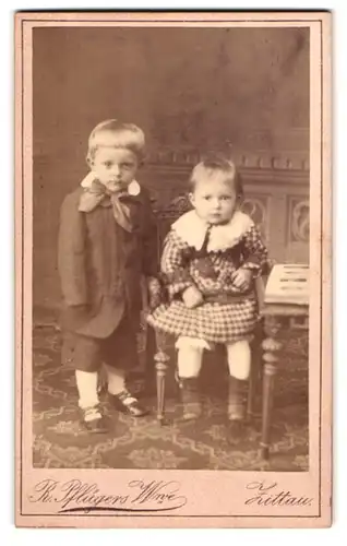 Fotografie R. Pflügers Witwe, Zittau, Breitestrasse 9, Portrait Kinderpaar in modischer Kleidung