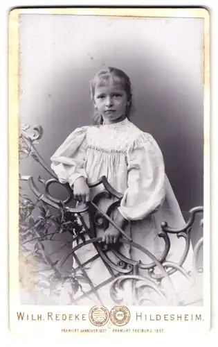Fotografie Wilh. Redeke, Hildesheim, Kreuzstrasse 22, Portrait kleines Mädchen in im hübschen Kleid
