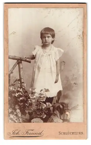 Fotografie Joh. Freund, Schlüchtern, Portrait kleines Mädchen im hübschen Kleid