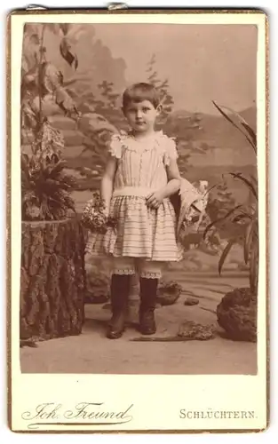 Fotografie Joh. Freund, Schlüchtern, Portrait kleines Mädchen im modischen Kleid