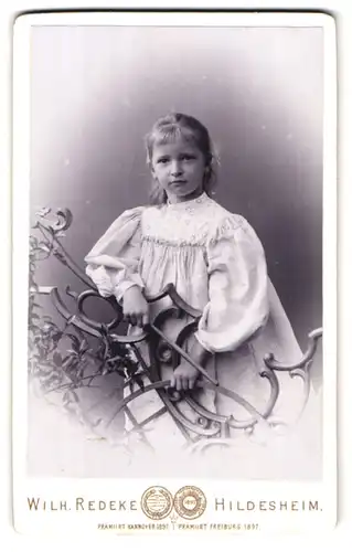 Fotografie Wilh. Redeke, Hildesheim, Kreuzstrasse 22, Portrait kleines Mädchen im hübschen Kleid