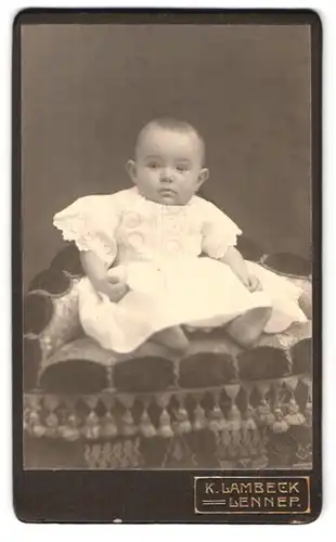 Fotografie K. Lambeck, Lennep, Portrait niedliches Baby im weissen Taufkleidchen