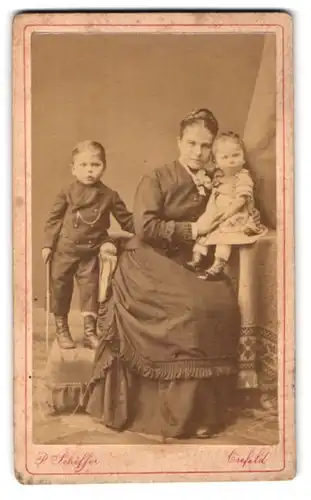 Fotografie P. Schiffer, Crefeld, Neue Linnerstr. 74, Portrait stolze Mutter mit Tocher & Buben in hübscher Kleidung