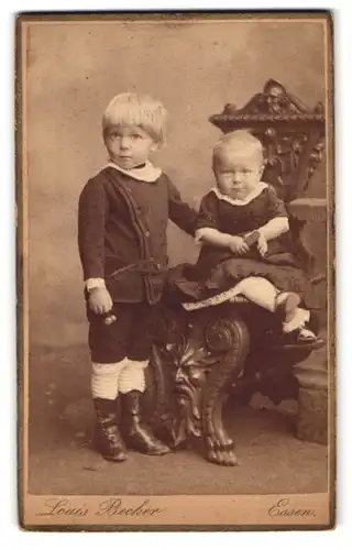 Fotografie Louis Becker, Essen, Portrait niedliches Geschwisterpaar mit blonden Haaren in hübscher Kleidung