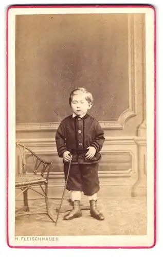 Fotografie H. Fleischhauer, Essen, Lindenallee 43, Portrait niedlicher kleiner Bube mit Spielzeug im Anzug
