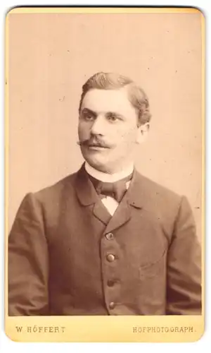 Fotografie W. Höffert, Hannover, Georg-Str. 9, Portrait stattlicher junger Mann mit Schnurrbart im Jackett