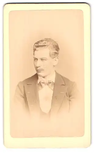 Fotografie G. Chr. Hahn, Dresden, Waisenhausstr. 34, Portrait charmanter junger Mann in Fliege und Jackett