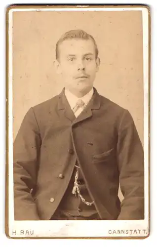 Fotografie H. Rau, Cannstatt, Bahnhofstr., Portrait charmanter junger Mann in Fliege und Jackett