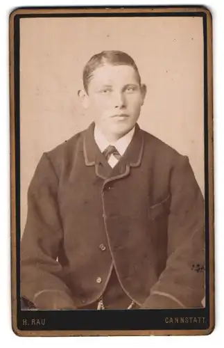 Fotografie H. Rau, Cannstatt, Bahnhofstr., Portrait charmant blickender Bube im eleganten Jackett