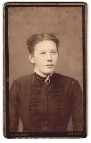 Fotografie F. Willmann, Stuttgart, Marienstr. 36 1 /2, Portrait brünette Schönheit mit lockigem Haar