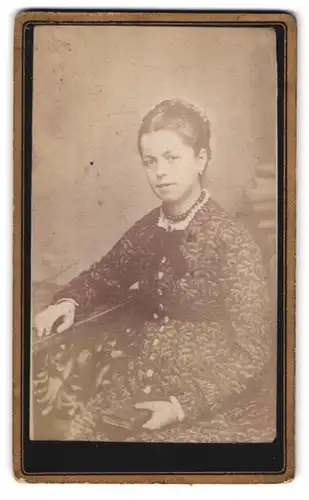 Fotografie unbekannter Fotograf und Ort, Portrait bildschönes Fräulein mit Perlenhalskette