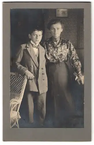 Fotografie unbekannter Fotograf und Ort, Mutter mit Sohn im Wohnzimmer porträtiert