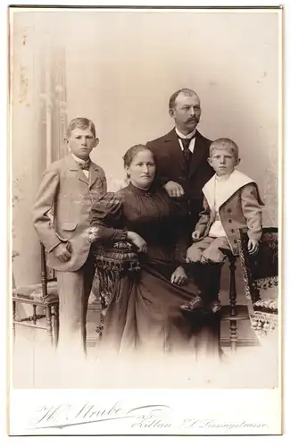 Fotografie H. Strube, Zittau i/S., Lessingstr. 14, Portrait einer Familie