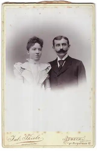 Fotografie Jul. Thiele, Lübeck, Gr. Burgstr. 15, Portrait adrett gekleidetes Ehepaar