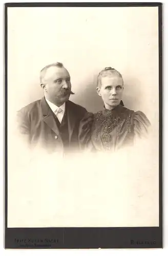 Fotografie Fritz Küken Nachf., Bielefeld, Portrait Eheleute in schönen Kleidern