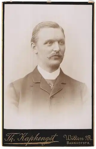 Fotografie Th. Kaphengst, Witten /Rh., Bahnhofstr. Portrait modisch gekleideter Herr mit Oberlippenbart