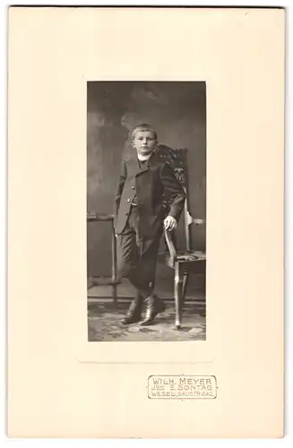 Fotografie Wilh. Meyer, Wesel, Baustr. 642, Portrait Knabe in kurzen Hosen mit Stiefeln