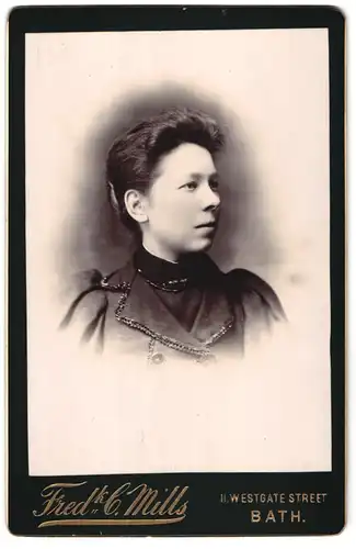 Fotografie Ferd. C. Mills, Bath, II. Westgate Street, Portrait junge Frau in dunkler Bluse