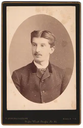 Fotografie F. Anders Paltzow, Halle a/S., Grosse Ulrich-Strasse 35, Portrait Herr im Jacket mit gescheitelter Frisur