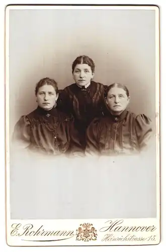 Fotografie E. Rohrmann, Hannover, Heinrichstr. 15, Portrait Frauen in bestickten Blusen
