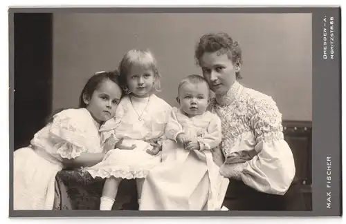 Fotografie Max Fischer, Dresden-A., Moritzstr. 8 B, Portrait junge Mutter im Kreise ihrer kleinen Töchter