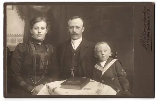 Fotografie J. Waldemar Jacobsen, Hamburg, Steindamm 51, Portrait Ehepaar mit Sohn im Matrosenanzug